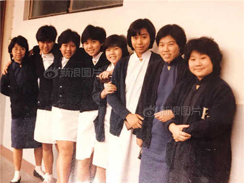 1985年，九龙城，中学。我（右三）就读的中学，是香港少数以传统长衫作为校服的学校。毕业那天，老师对我们寄语：“梦那不能梦的，摘那不能摘的星星。”当青葱的中学岁月完结，同学们便朝着摘星的方向冒险走去。